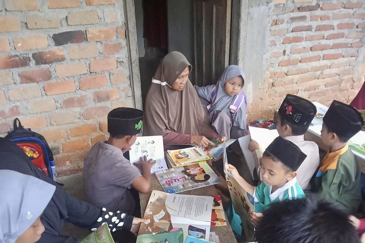 Dari Tumpukan Buku, Tumbuh Harapan di Ruang Baca Taman Sari