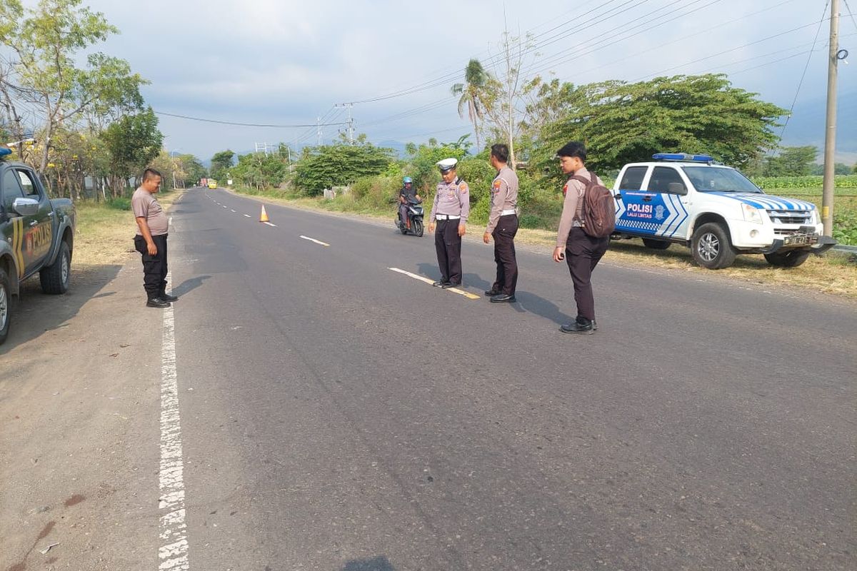 Foto: Satlantas Polres Situbondo olah TKP di Jalan Pantura Mlandingan Situbobdo.