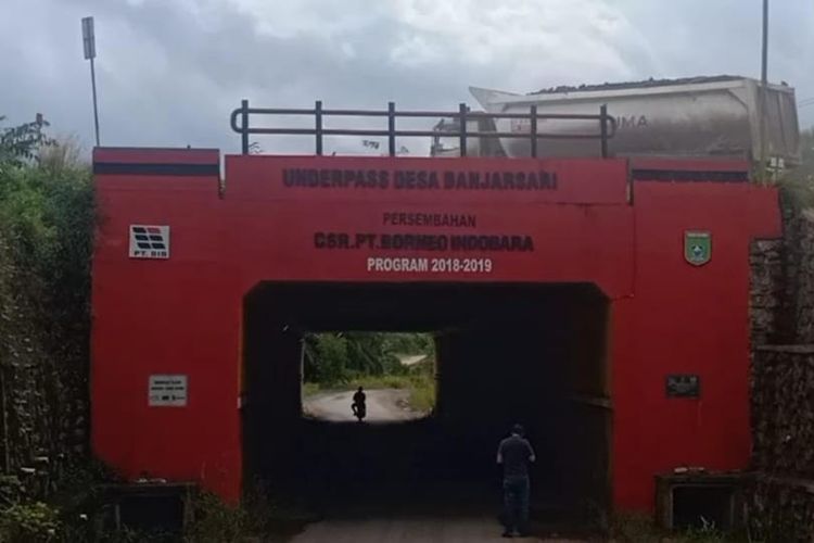 Underpass di Desa Banjarsari, Kecamatan Angsana yang dimanfaatkan sejumlmah perusahaan tambang.