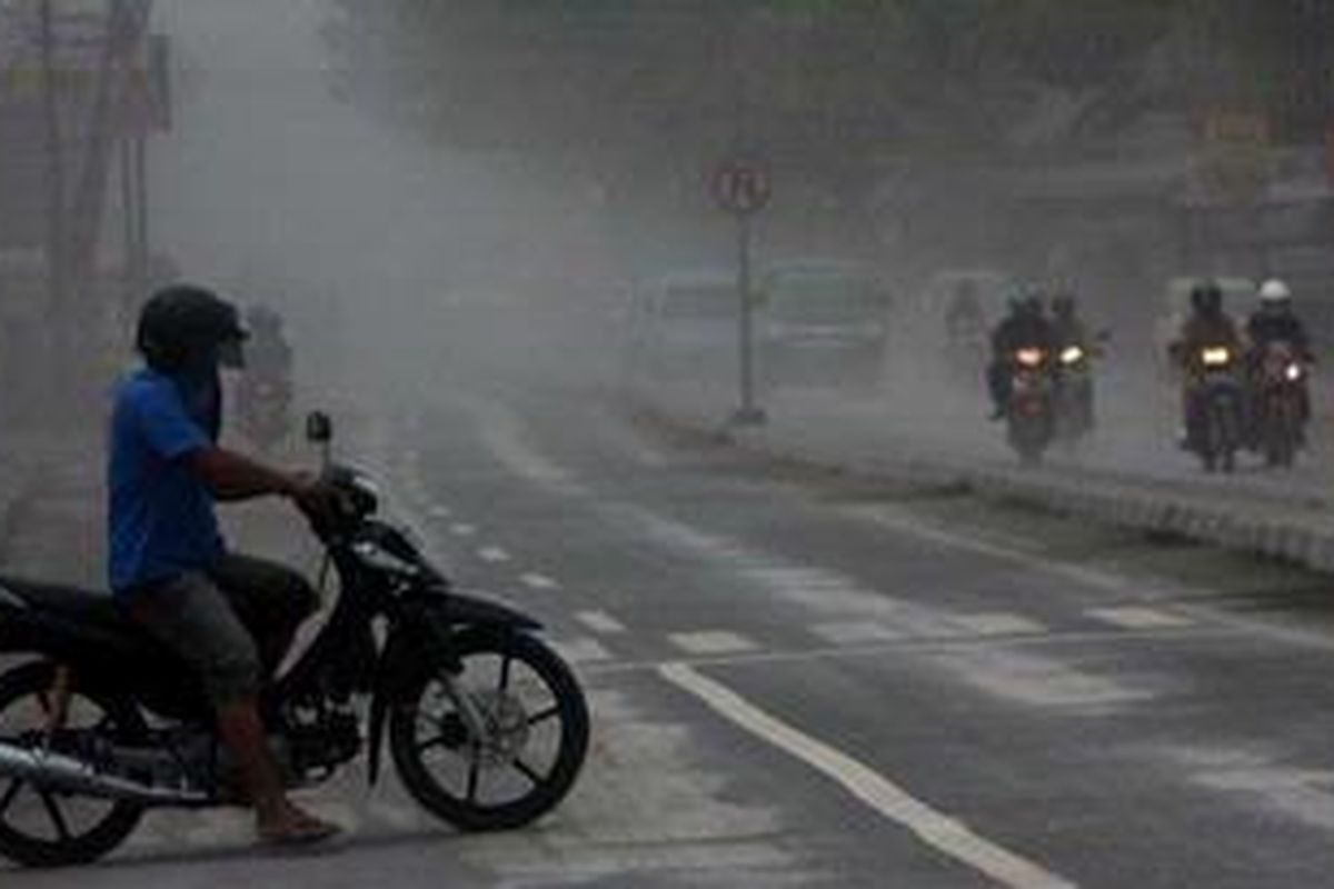 Debu vulkanik menutupi Jalan Magelang, Sleman, DI Yogyakarta akibat hujan abu letusan Gunung Merapi, Minggu (7/11/2010). Akibat hujan abu yang bisa diraskan hingga di Kota Yogyakarta mengganggu jarak pandang pengendara kendaraan serta polusi udara. Letusan Gunung Merapi yang terjadi Jumat (5/11/2010) dini hari kemarin mengakibatkan sedikitnya 81 orang tewas, 66 orang luka-luka, dan 30.000 warga mengungsi. 