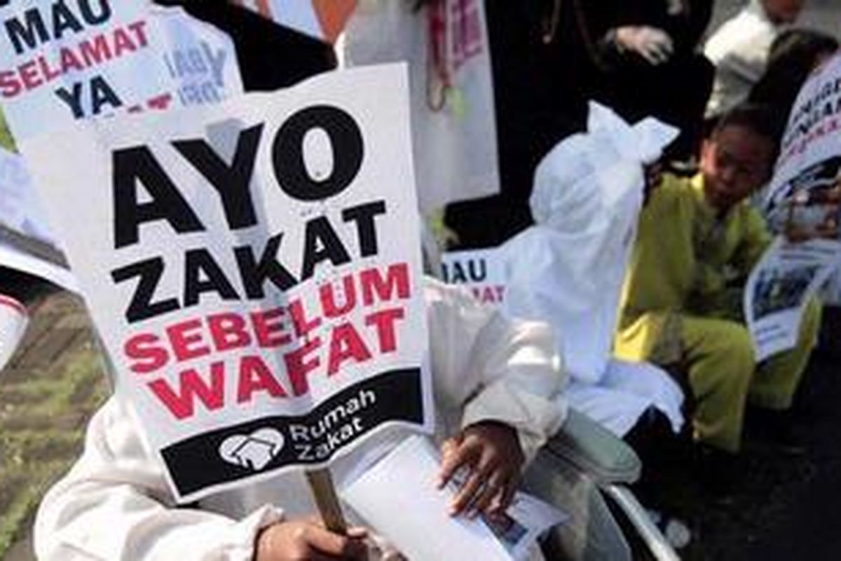 Anak-anak dari Rumah Zakat membawa poster yang berisi ajakan berzakat di Jalan Pahlawan, Kota Semarang, Jawa Tengah, Selasa (31/8/2010). Gerakan simpatik tersebut merupakan kampanye menolong sesama yang membutuhkan.