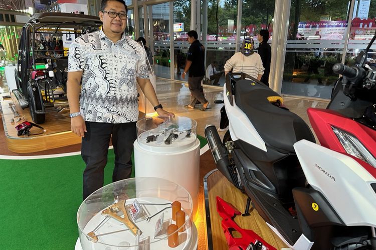 Direktur Utama PT. Bimuda Karya Teknik, Tri Sukamto (48) memegang produk usahanya saat ditemui di booth Yayasan Dharma Bakti Astra (YDBA) GIIAS 2024 di Tangerang, Banten pada Sabtu (20/7/2024). PT. Bimuda Karya Teknik merupakan salah satu UMKM manufaktur otomotif binaan Astra melalui YDBA.