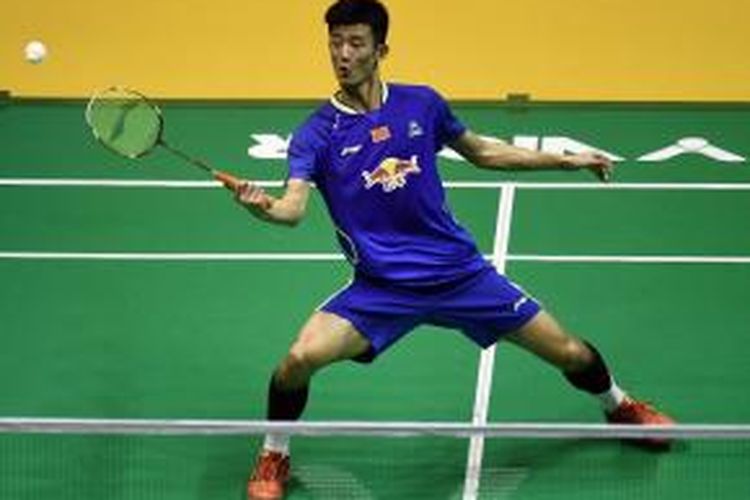 Pebulu tangkis Tiongkok, Chen Long, mengembalikan kok dari rekan senegaranya, Lin Dan, pada laga final Malaysia Terbuka di Putra Stadium, Bukit Jalil, Minggu (5/4/2015). Chen Long menang 20-22, 21-13, 21-11.