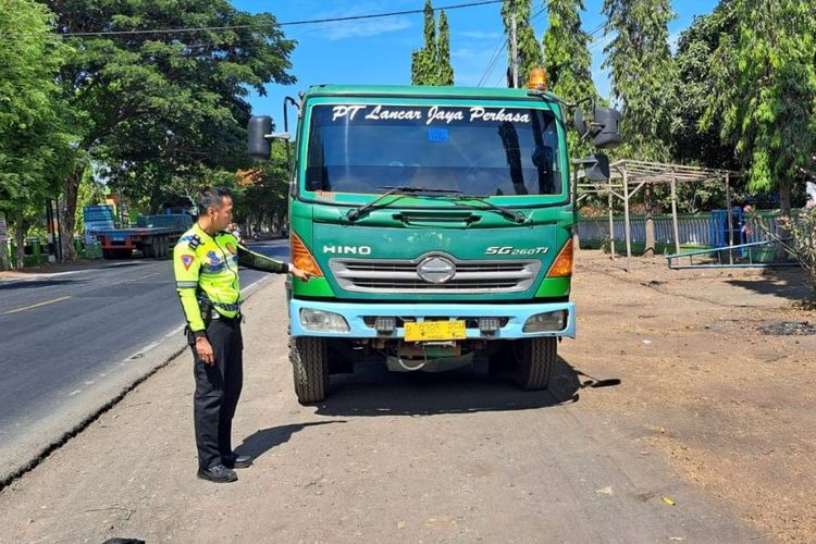 Truk trailer yang terlibat kecelakaan di Jalan Pantura Kecamatan Banyuputih, Kabupaten Situbondo, Provinsi Jawa Timur pada Rabu (29/11/2023).