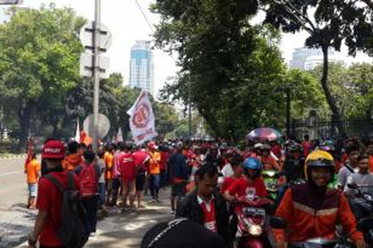 Ratusan The Jak Mania, pendukung Persija Jakarta berkumpul di Lapangan IRTI Monas, Jakarta Pusat, Selasa (5/5/2015). Mereka berencana long march ke depan Istana Negara untuk menumpahkan kekecewaan terkait pemberhentian kompetisi sepak bola di Indonesia.