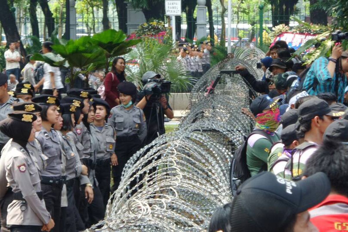 Kawat duri pembatas massa buruh dengan polisi di depan gedung Sapta Pesona, Jalan MH Thamrin, Jakarta Pusat, Senin (1/5/2017). Polisi membatasi unjuk rasa buruh yang tadinya hendak ke depan Istana Negar hanya diperbolehkan di Jalan MH Thamrin sekitar bundaran Bank Indonesia.