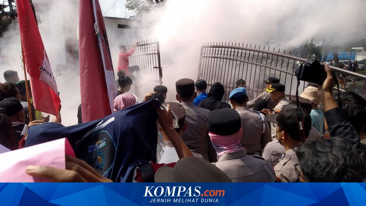 Demo Tolak MBG dan KDMP di Blitar Ricuh Usai Polisi Seret Mahasiswa