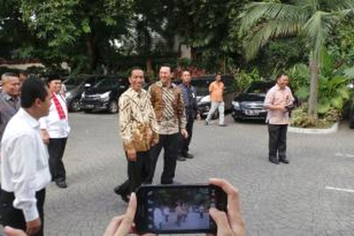 Presiden Joko Widodo (kiri) dengan Gubernur DKI Jakarta Basuki Tjahaja Purnama (kanan) di Balaikota, Jumat (16/1/2015). Rencananya Presiden Jokowi akan memeriksakan giginya di Balai Pelayanan Kesehatan (yankes) Balaikota.