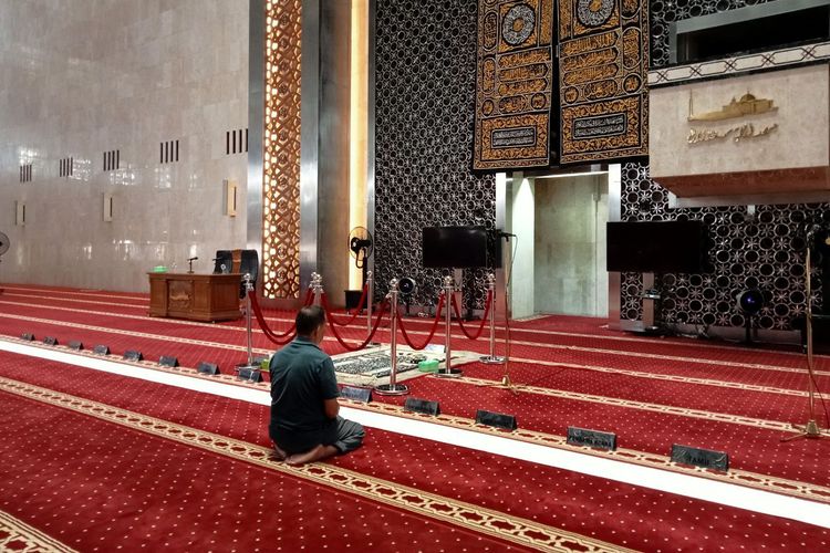 Aktivitas ibadah di Masjid Istiqlal.