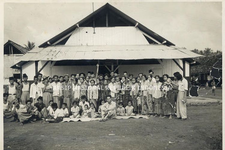Potret berikut adalah rombongan keluarga yang akan melakukan transmigrasi ke Lampung. Momen ini diabadikan pada 4 April 1951. Mereka sedang berfoto di depan Asrama Transmigrasi Karang Anyar Jakarta.