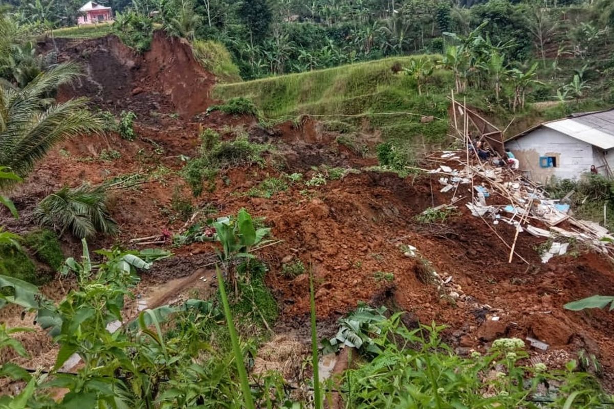 Longsor Sukabumi 1 Anak Tewas 2 Luka-Luka Tertimbun Material
