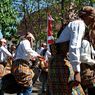 Kesenian Tari Kuda Kepang Ramaikan Pelantikan 17 Kades di Sikka, NTT