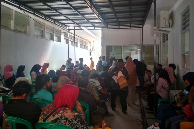 Ratusan warga tengah mengantre di Kantor Disdukcapil Karawang, Jalan Surotokunto, Senin (7/5/2018).