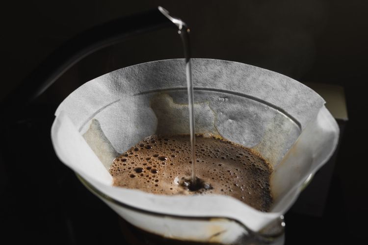 Jika kopi terlalu pahit, bisa jadi Anda menyeduhnya dengan air yang terlalu panas.