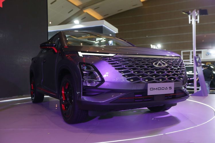 Chery Omoda 5 dipamerkan di ajang Indonesia International Motor Show (IIMS) 2023 di JIExpo, Kemayoran, Jakarta Pusat, Kamis (16/2/2023). Omoda 5 hadir dalam tiga varian yang masing-masing dibekali mesin berkubikasi 1.500 cc turbo.