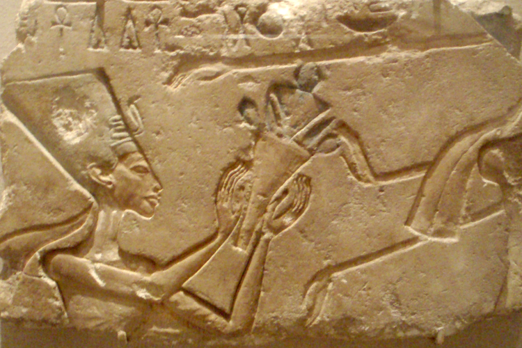 Relief Amarna menunjukkan Nefertiti memberikan persembahan kepada Aten, Dewa Matahari Mesir.