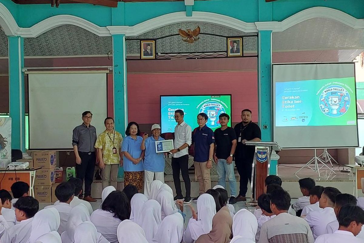 Memperingati Hari Toilet Sedunia, ATI dan Paseo melaksanakan program sosialisasi dan edukasi Gerakan Etika ber-Toilet (GET) di tiga sekolah, yaitu SMAN 1 Jonggol, SMPN 19 Jakarta, dan SMP Lazuardi Cinere (23/11/2024).