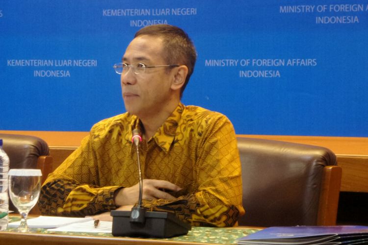 Direktur HAM dan Kemanusiaan Kementerian Luar Negeri, Dicky Komar, saat memberikan keterangan di ruang Palapa, Kementerian Luar Negeri, Jakarta Pusat, Jumat (21/4/2017). 
