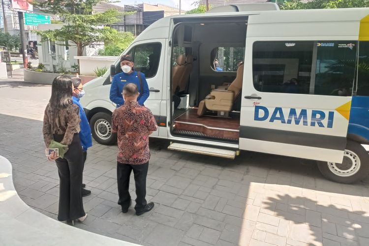 Layanan angkutan DAMRI dengan rute Solo - Yogyakarta