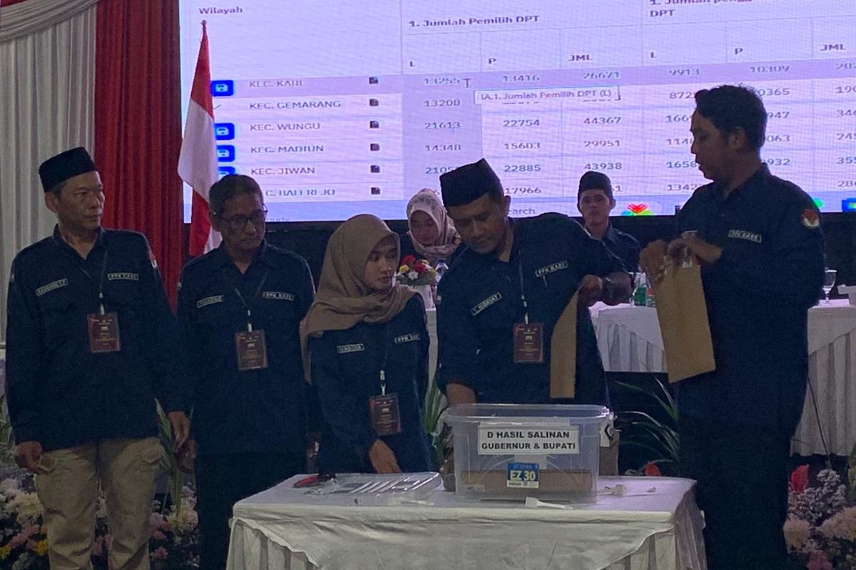 Tim PPK Kare membuka rekap suara untuk dibacakan hasilnya pada rapat pleno rekapitulasi pilkada serentak 2024 yang digelar KPU Kabupaten Madiun, Jawa Timur, Selasa (3/12/2024).