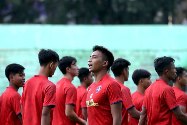 Pemain Arema FC Bagas Adi Nugroho saat latihan rutin untuk persiapan Liga 1 2021 di Stadion Gajayana Malang, Jawa Timur, Kamis (24/06/2021) sore.