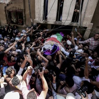 Para pelayat di Palestina mengangkat jenazah Razan Al Najjar (21) yang tewas ditembak mati oleh tentara Israel, di Khan Yunis pada Jumat (2/6/2018). (AFP/Mahmud Hams)