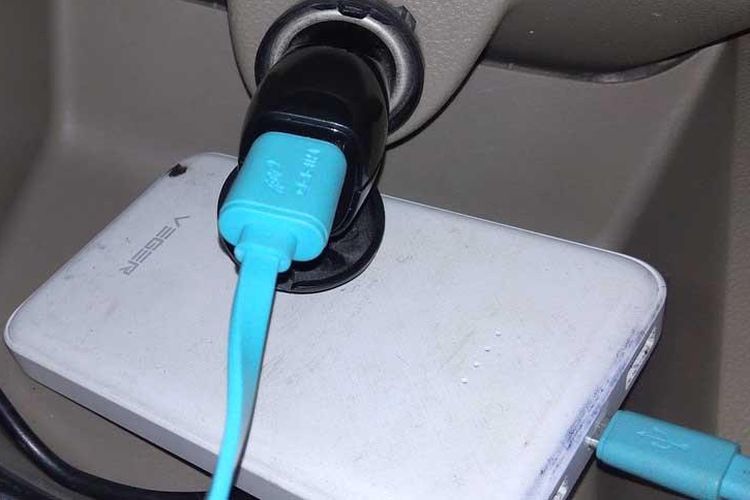 Penggunaan power outlet untuk men-charging powerbank