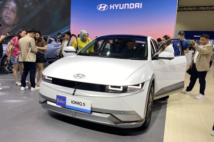 Pengunjung IIMS 2024 berebut mencoba mobil listrik display Hyundai Ioniq 5