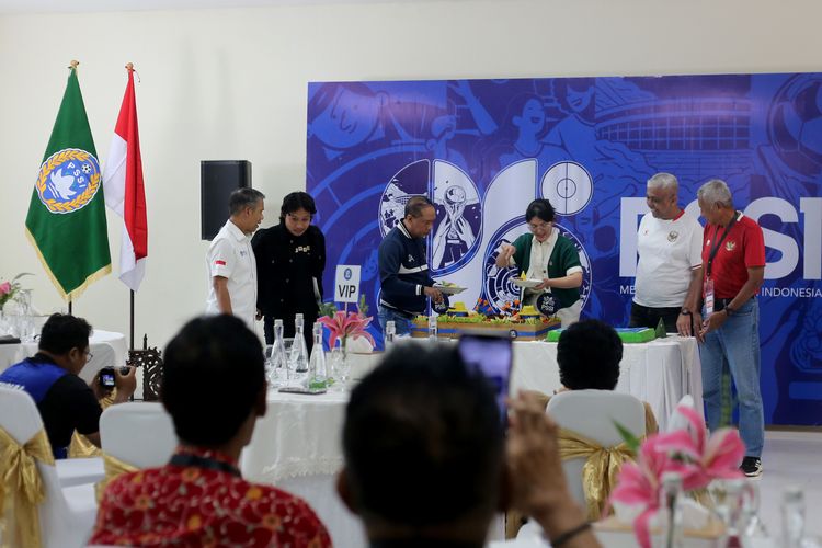 Suasana pemotongan tumpeng HUT PSSI ke -96  yang diwakili perwakilan federasi dan legenda timnas Indonesia di Aula Stadion Gelora Delta Sidoarjo, Jawa Timur, Minggu (19/4/2026) sore.