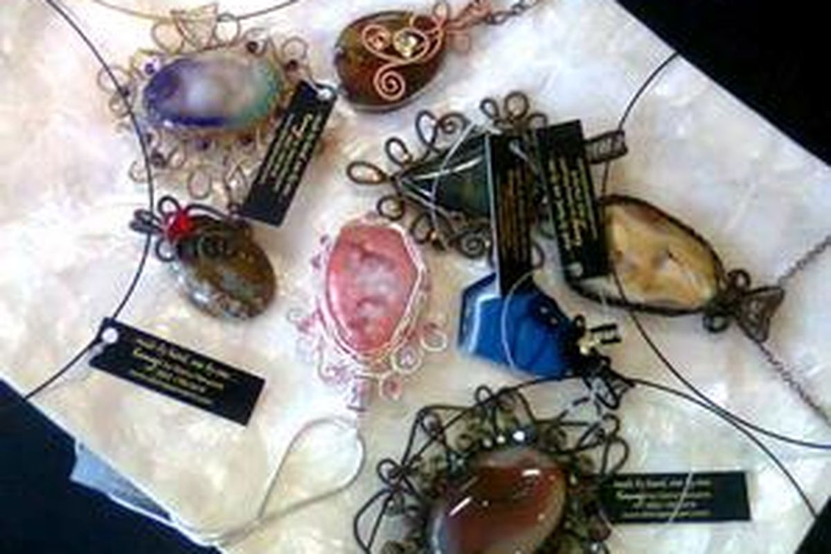 Sebagian perhiasan kawat yang dipamerkan di IWJC Wire Jewelry Festival 2011 di Gedung Smesco.