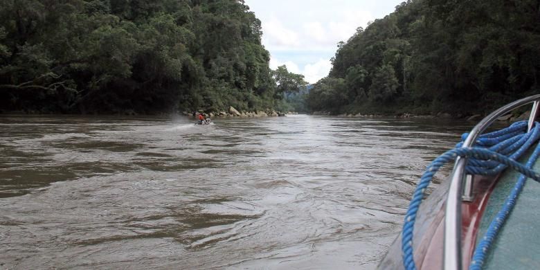 Speed boad melintasi rute Tiong Ohang ke Long Bagun di sepanjang sungai Mahakam, Kabupaten Mahakam Hulu, Kalimantan Timur.