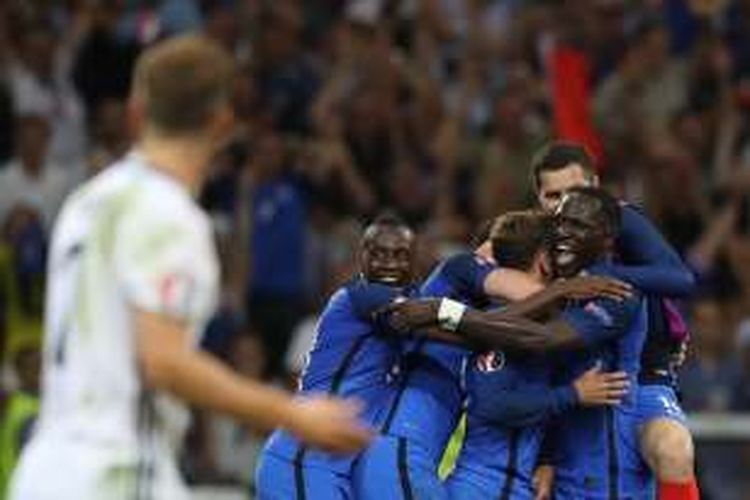 Para pemain Perancis merayakan gol Antoine Griezmann ke gawang Jerman pada semifinal Piala Eropa di Stade Velodrome, Kamis (7/7/2016).
