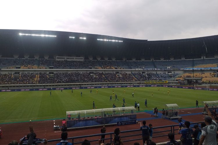 Suasana pertandingan Persib vs Barito Putera pada pekan ke-10 Liga 1 2022-2023 di Stadion Gelora Bandung Lautan Api, Jumat (16/9/2022) sore WIB.