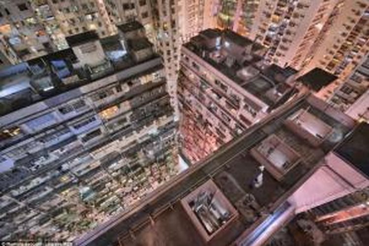 Dengan jumlah penduduk tujuh juta jiwa di wilayah hanya 426 mil persegi, Hong Kong adalah salah satu daerah terpadat penduduknya di dunia. Lewat kamera, Romain berupaya menggambarkan kepadatan itu.