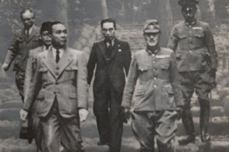 Soekarno (memegang topi di tangan), dan Muhammad Hatta (di belakang Soekarno) didampingi aparat sipil dan militer Jepang.