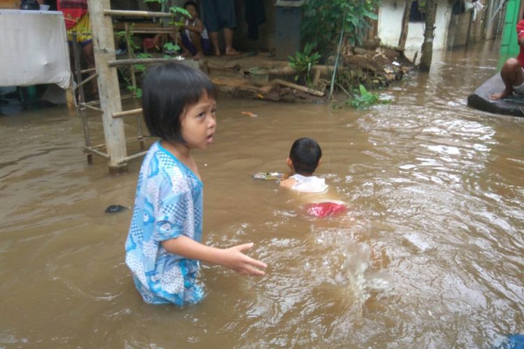 Banjir di Kampung Arus, Jakarta Timur, Senin (5/2/2018). 