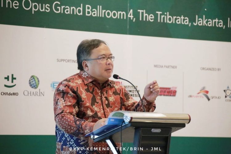 Menteri Ristek Dikti Bambang Brodjonegoro saat memberikan kata sambutannya di Electrick Vehicles Indonesia Forum & Exhibition