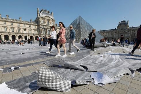 Seni Kertas di Museum Louvre Paris Dirusak Pengunjung, Dijadikan Oleh-oleh