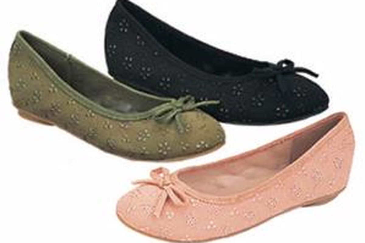 Flat shoes ini disinyalir bisa memberi tekanan yang kuat pada bagian kaki sehingga menyebabkan nyeri pada kaki. 