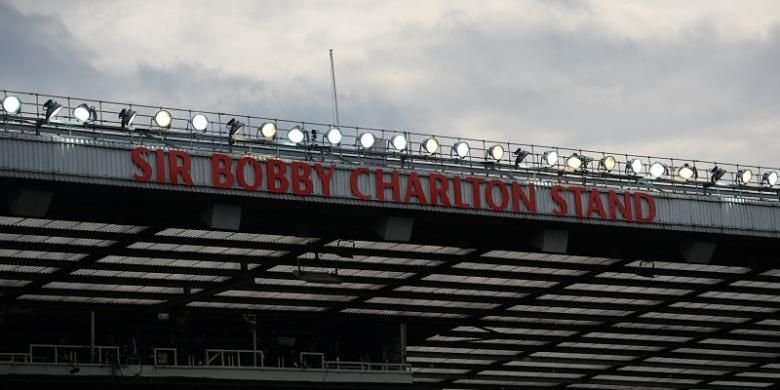 Tribune bagian selatan Old Trafford berubah nama menjadi Sir Bobby Charlton Stand untuk menghargai prestasi dan 60 tahun kebersamaannya di Manchester United.