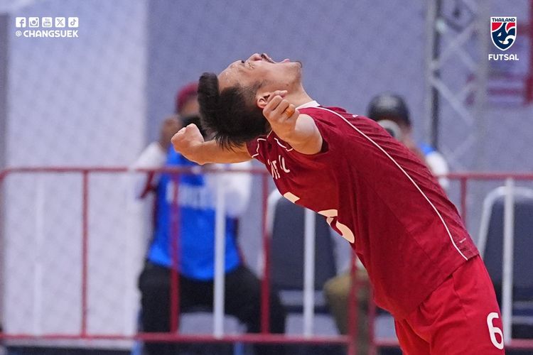 Pemain Timnas Futsal Indonesia, Samuel Eko, merayakan gol pada pertandingan penentuan SEA Games 2025 Timnas Futsal Indonesia vs Thailand yang bergulir di Nonthaburi Sports Complex Gymnasium pada Jumat (19/12/2025).