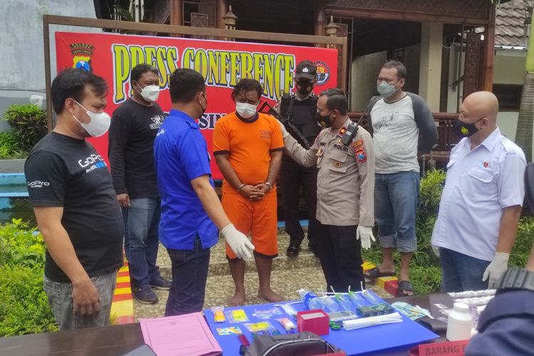 Kapolsek Singosari saat konferensi pers kasus pengedar narkoba di Mapolsek Singosari, Sabtu (12/2/2022).