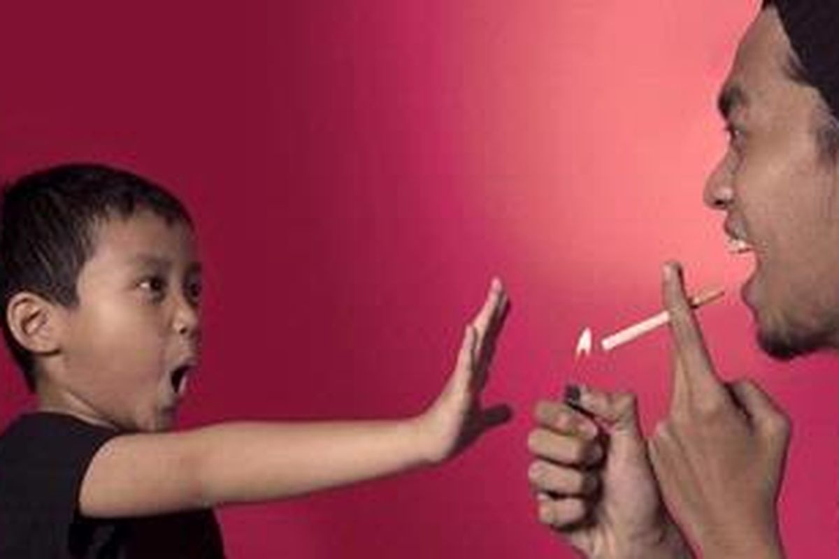 Ilustrasi merokok di depan anak