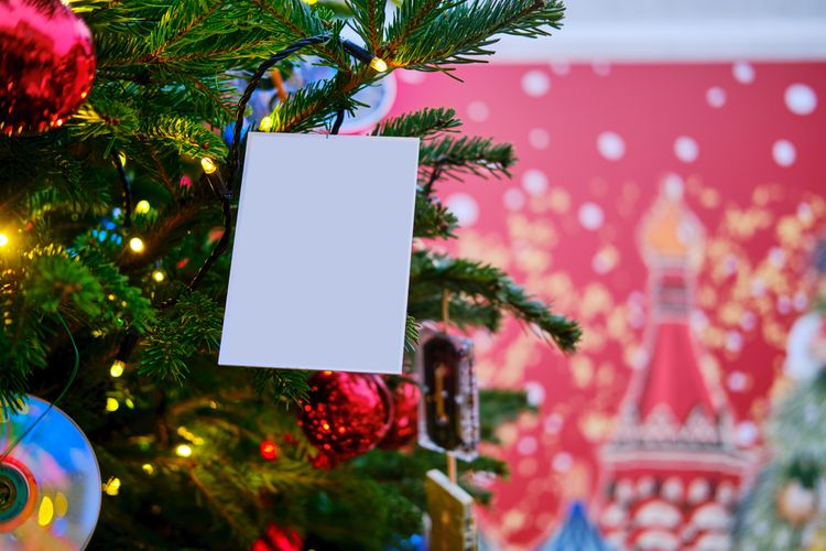ilustrasi kartu Natal digantung di pohon Natal