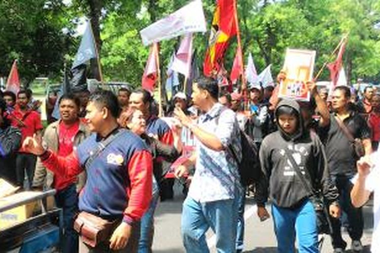 Massa saat jalan menuju kantor DPRD Bali