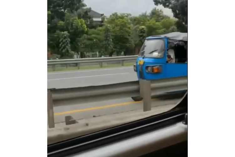 Tangkapan layar sebuah video yang menampilkan satu unit bajaj tengah melintas di jalan Tol JORR Cakung, Jakarta Timur dengan melawan arah.