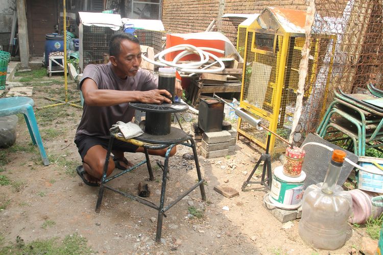 Modal Kaleng Bekas Biskuit, Warga Kudus Ciptakan Alat Pengubah Sampah Plastik Jadi BBM