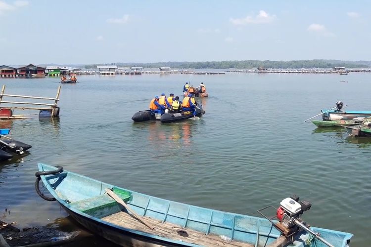 Tim relawan melakukan pencarian korban perahu terbalik yang belum ditemukan di Waduk Kedung Ombo Dukuh Bulu, Desa Wonoharjo, Kecamatan Kemusu, Kabupaten Boyolali, Jawa Tengah, Minggu (16/5/2021).