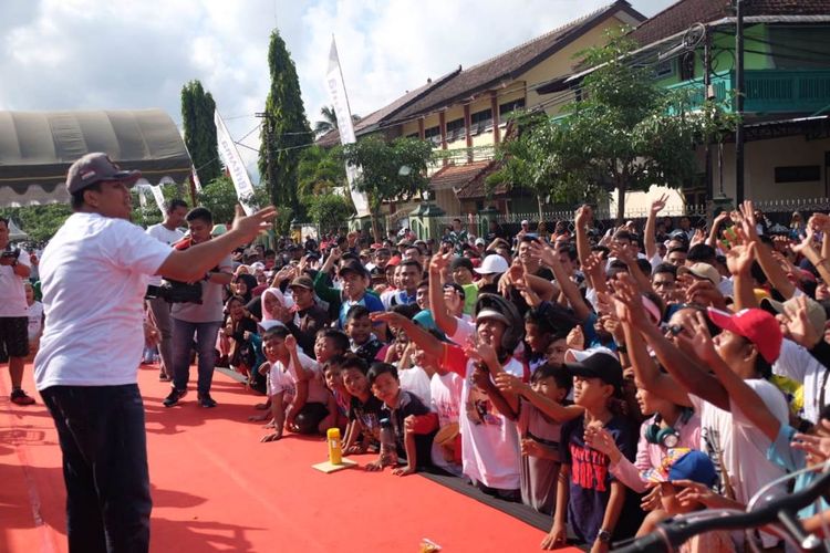 Kapolres Trenggalek AKBP Didit Bambang Wibowo, bersama ribuan masyarakat yang hadir ketika deklarasi toilak aksi kekerasan di alun-alun Trenggalek Jawa Timur (16/06/2019)