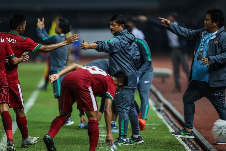 Pemain timnas Indonesia U-19 merayakan gol bersama pelatih saat melawan timnas Kamboja U-19 di Stadion Patriot Candrabaga, Bekasi, Jawa Barat, Rabu (4/10/2017). Timas Indonesia U-19 menang 2-0 melawan Timnas Kamboja U-19.